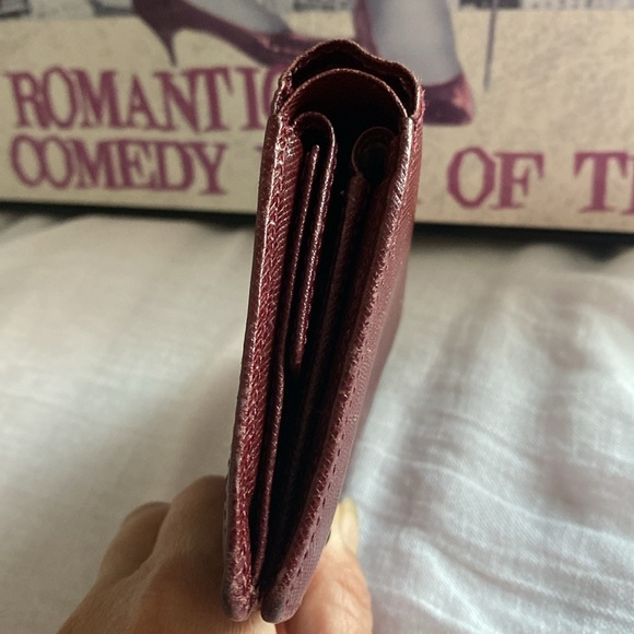 Burberry bifold leather wallet with some fabric plaid inside in GUC - Picture 11 of 14